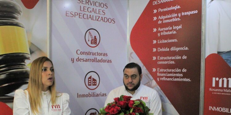 Firma de abogados celebra conversatorio