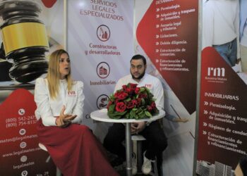 Firma de abogados celebra conversatorio