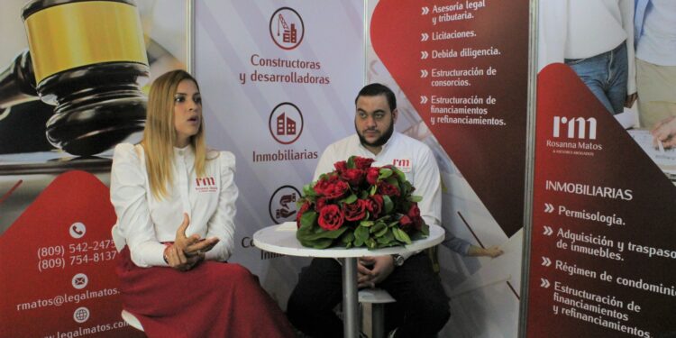 Firma de abogados celebra conversatorio