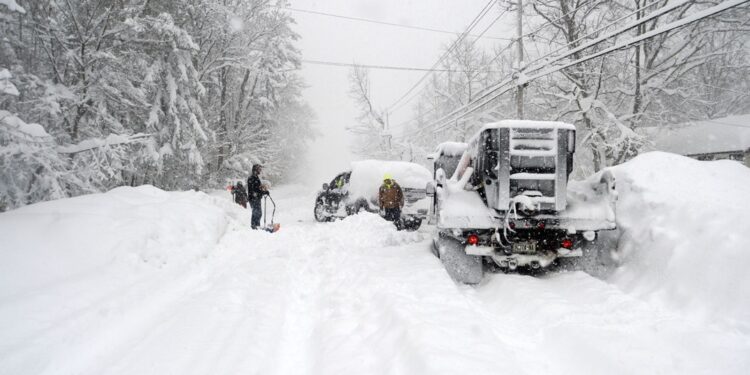 Miles de dominicanos atrapados por nieve en ciudades del oeste Estado NY