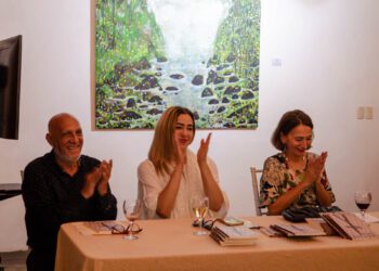 Julia Castillo pone a circular su primer libro de poesía Ángel terrenal