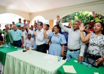 Regidoras abandonan PLD y se juramentan en la Fuerza del Pueblo en Bonao