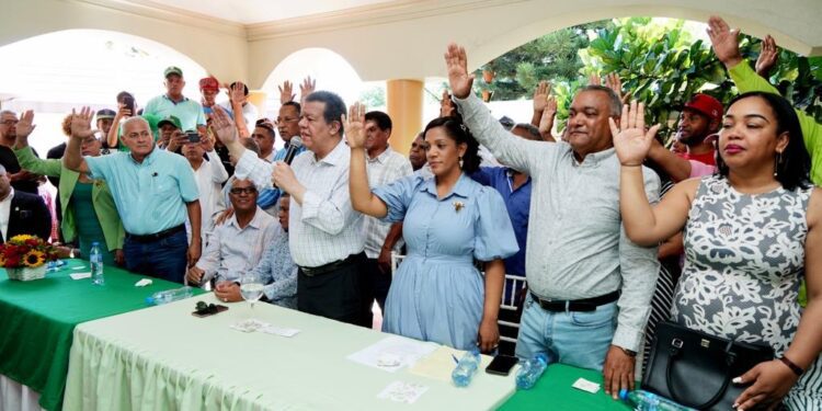 Regidoras abandonan PLD y se juramentan en la Fuerza del Pueblo en Bonao
