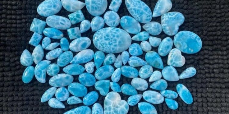 La fórmula de los artesanos para disparar la exportación de larimar en RD
