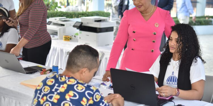 Unas 635 personas sometieron expedientes para optar por vehículos inundados