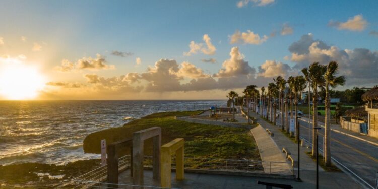 David Collado y Raquel Peña inauguran malecón de Cabrera