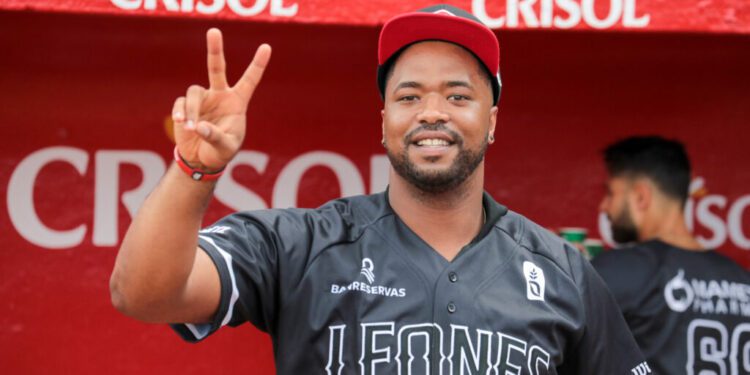 Eloy Jiménez espera permiso de Medias Blanca para jugar con Escogido 