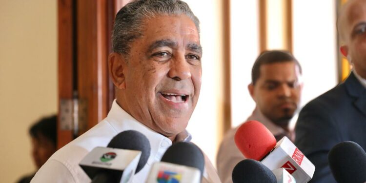 Adriano Espaillat solicita retirar la alerta emitida por la Embajada de EE. UU. en RD