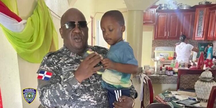 Policía condena acción de patrulla contra hombre y niño a bordo de motocicleta en Baní