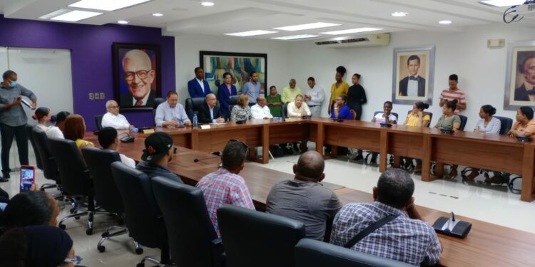 PLD juramenta a cuatro dirigentes que abandonaron la Fuerza del Pueblo