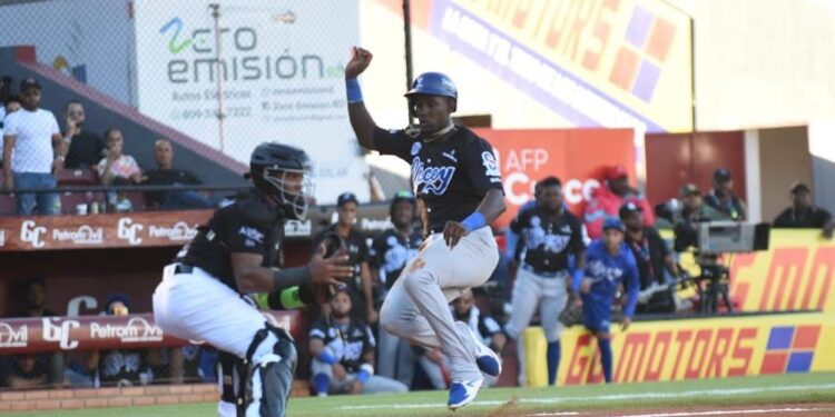 Oneil Cruz azota pitcheo de Gigantes en victoria del Licey