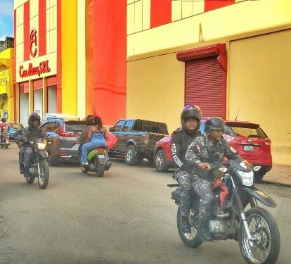 Policías y militares vigilan plazas comerciales para evitar asaltos en el Black Friday