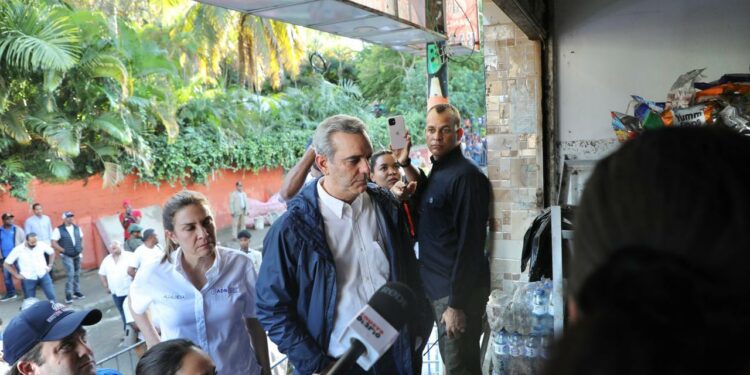 Abinader visita sector Las 800 de Los Ríos, afectado por inclementes lluvias