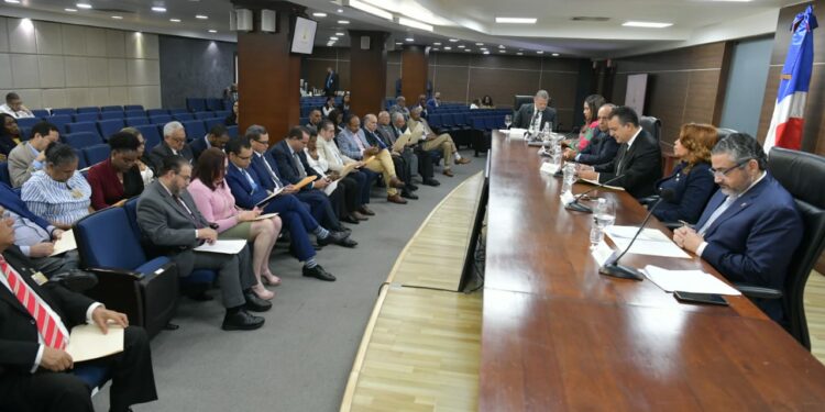 Pleno de la JCE y organizaciones políticas firman compromiso