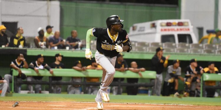 Águilas ganan a Estrellas 6-1 y se acercan al primer lugar