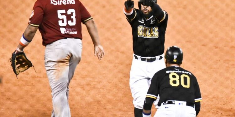 Águilas vencen Gigantes 5-3 y siguen firmes en cima