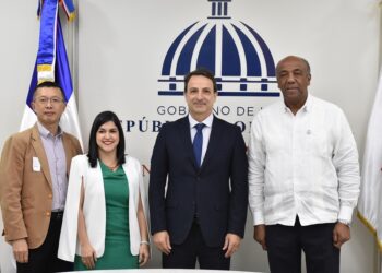 Funcionarios dominicanos reciben a ejecutivos de Samsung