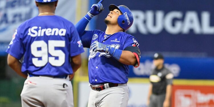 Jair Camargo remolca tres, Moyers lanza en blanco, Licey supera a los Leones