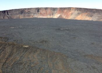 El volcán más grande del mundo entra en erupción
