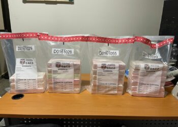 Un mexicano y dos ex oficiales de la Policía detenidos por 21 cocaína ocupados en el AILA