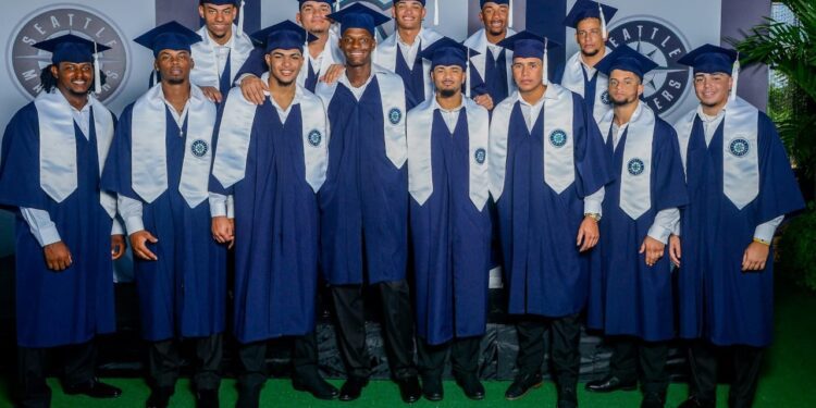 Nueva camada prospectos del beisbol se gradúa de bachiller en academia de Seattle en RD