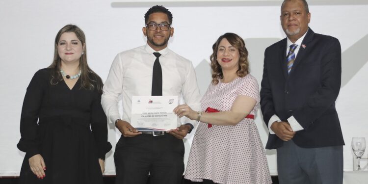 Una nueva camada de 350 jóvenes fueron graduados en hostelería