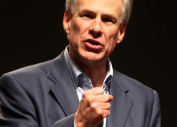 El gobernador de Texas invoca a las "cláusulas de invasión" de la Constitución de EEUU para frenar la inmigración