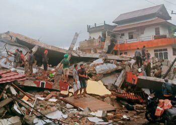 Ascienden a más de 50 los muertos por un terremoto de magnitud 5,6 en Indonesia