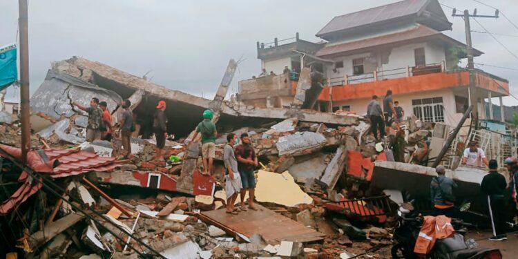 Ascienden a más de 50 los muertos por un terremoto de magnitud 5,6 en Indonesia