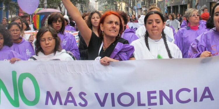 Cinco mujeres son asesinadas cada hora en sus hogares