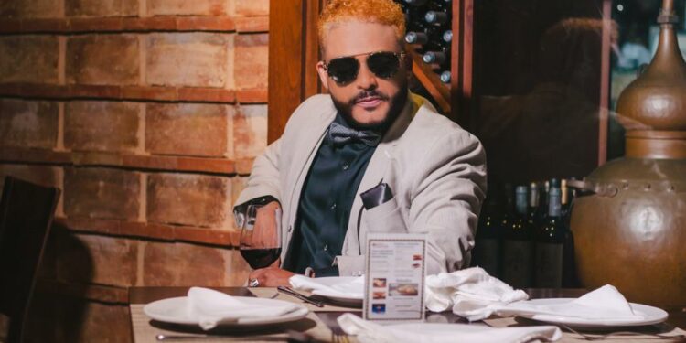 Onasis Templario estrena el merengue La trampa y presenta credenciales