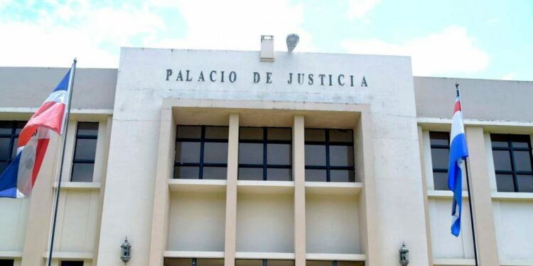 Condenan empresario porcino por contaminar río en Moca