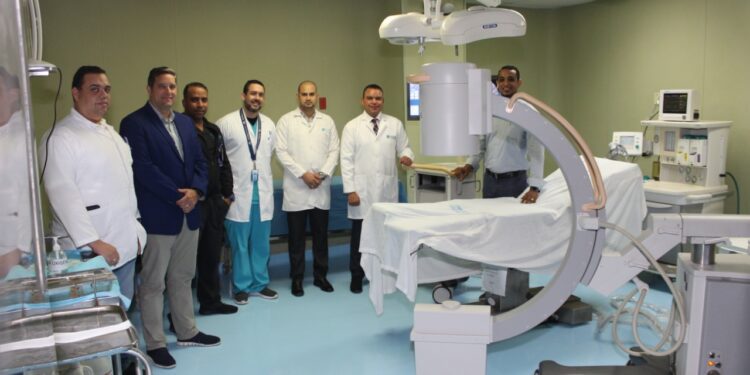 Ney Arias Lora adquiere modernos equipos para garantizar cirugía mínimamente invasiva