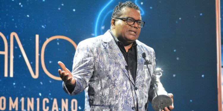 Pochy Familia recibe Premio Soberano por los 35 años de la Coco Band