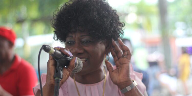 Sonia Cabral pone a bailar “Son” a cientos en parque de Villa Mella