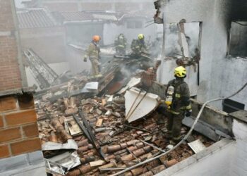 Una avioneta con ocho personas se estrella en una zona residencial de Medellín