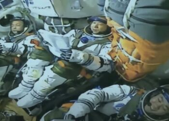 China envía tres nuevos taikonautas a su estación espacial