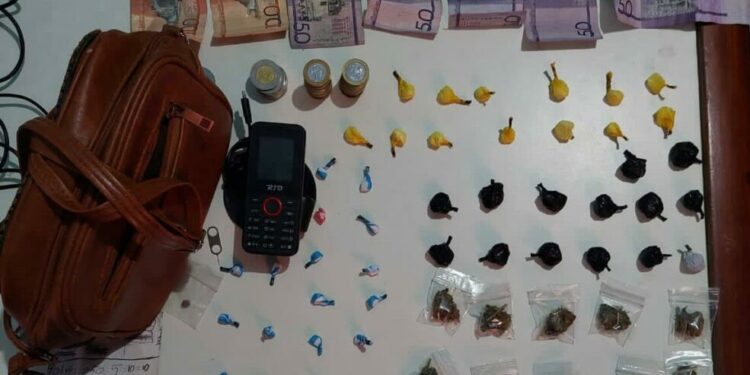Policía detiene joven con 77 porciones de drogas en Esperanza