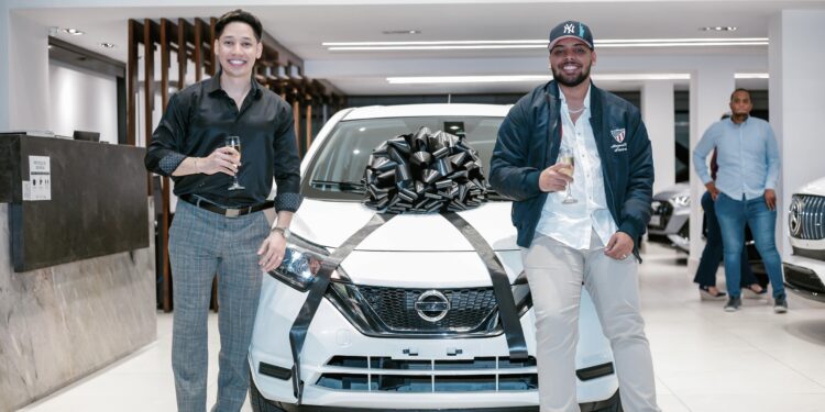 Milton Herrera sorprende a empleados regalando un carro en Navidad