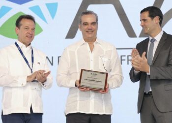 Abinader proyecta en mas de 8 mil millones exportaciones de zonas francas