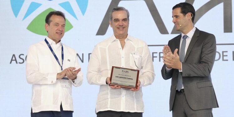 Abinader proyecta en mas de 8 mil millones exportaciones de zonas francas