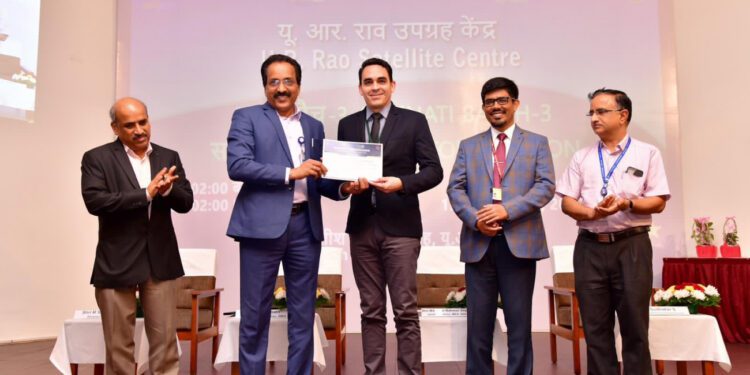 Ingenieros dominicanos concluyen programa de formación en nanosatélites en la India