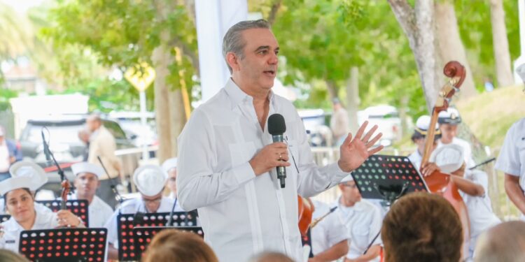 Abinader y Raquel Peña comparten con vecinos de la Casa Presidencial de Santiago