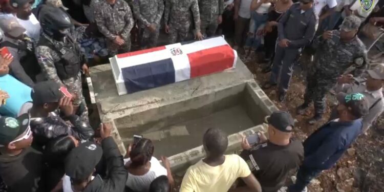 Policía despide con honores al raso Leonardo Báez