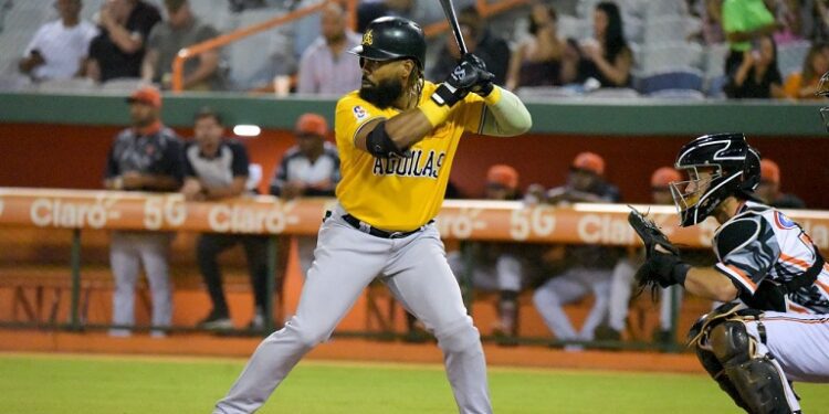 Águilas ganan juego 31 y quedan solas en cima