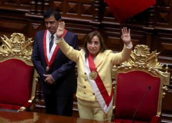 Presidenta Boluarte afirma que podría adelantar elecciones en Perú "si la situación lo amerita"