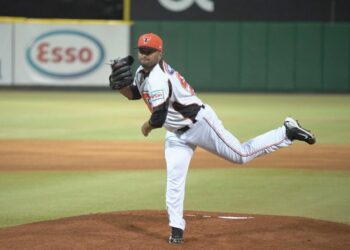 Águilas fortalecen pitcheo con 5 lanzadores de Toros y Leones 