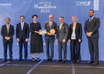 Reconocen programa de becas “Excelencia Popular” como “práctica prometedora”