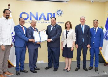 Onapi entrega dos Patentes de invención sobre como curar el cáncer a científico de la UASD