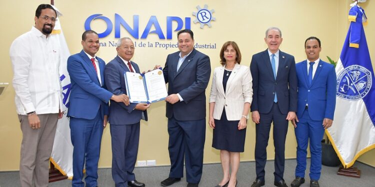 Onapi entrega dos Patentes de invención sobre como curar el cáncer a científico de la UASD